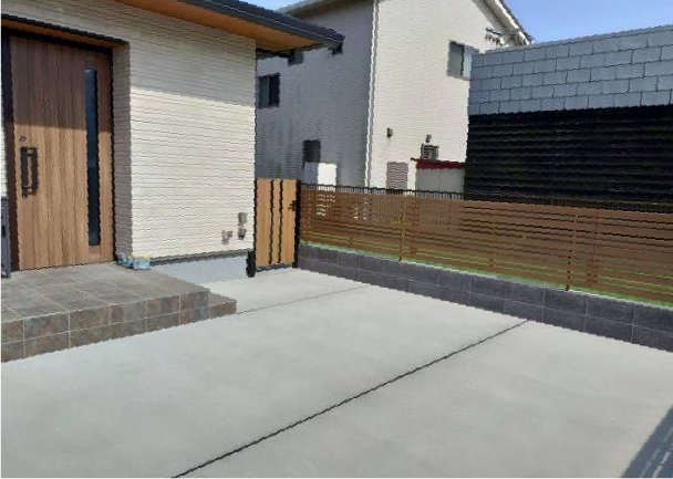 スタイリッシュな勝手口とフェンス