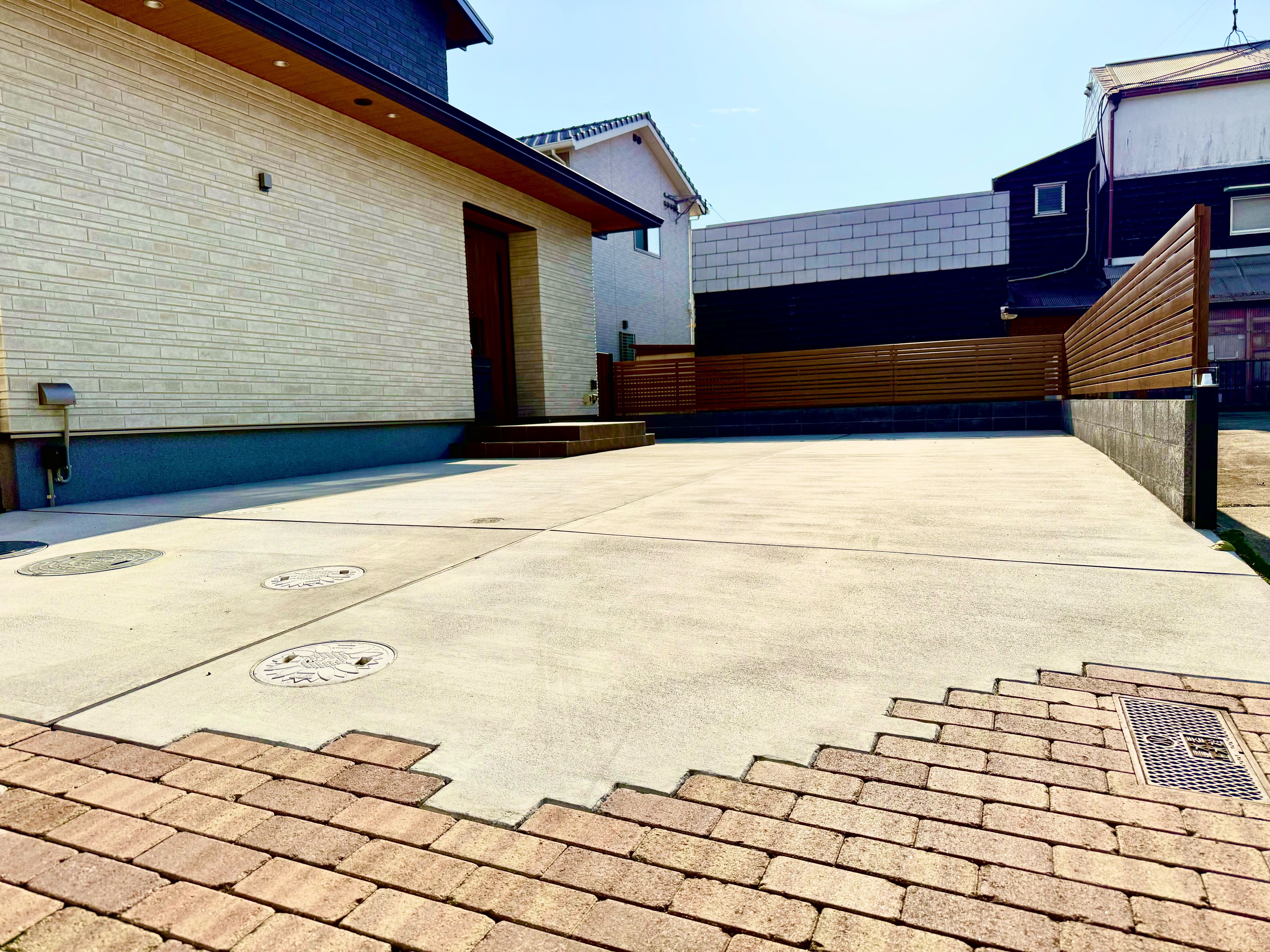 レンガ調の駐車場